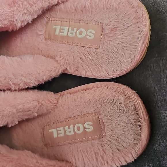 Sorel Women's Pink Fuzzy Slippers Size 8 - Picture 3 of 6